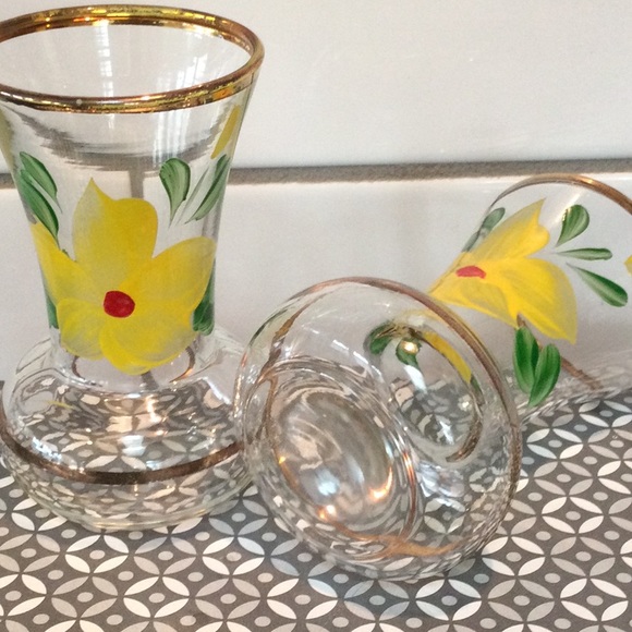 2 Hand painted small gold trimmed vases. Vintage - Picture 2 of 3